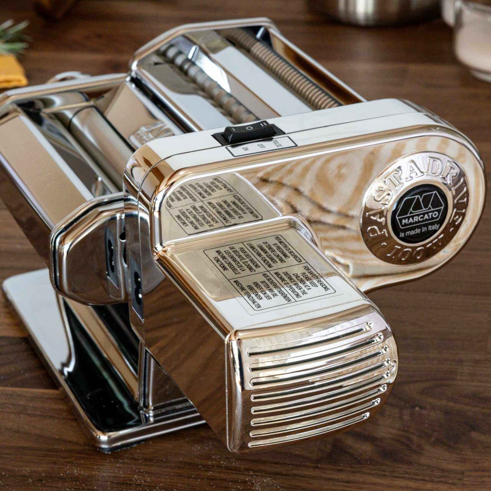 Atlasmotor+ pasta maker on a wooden surface