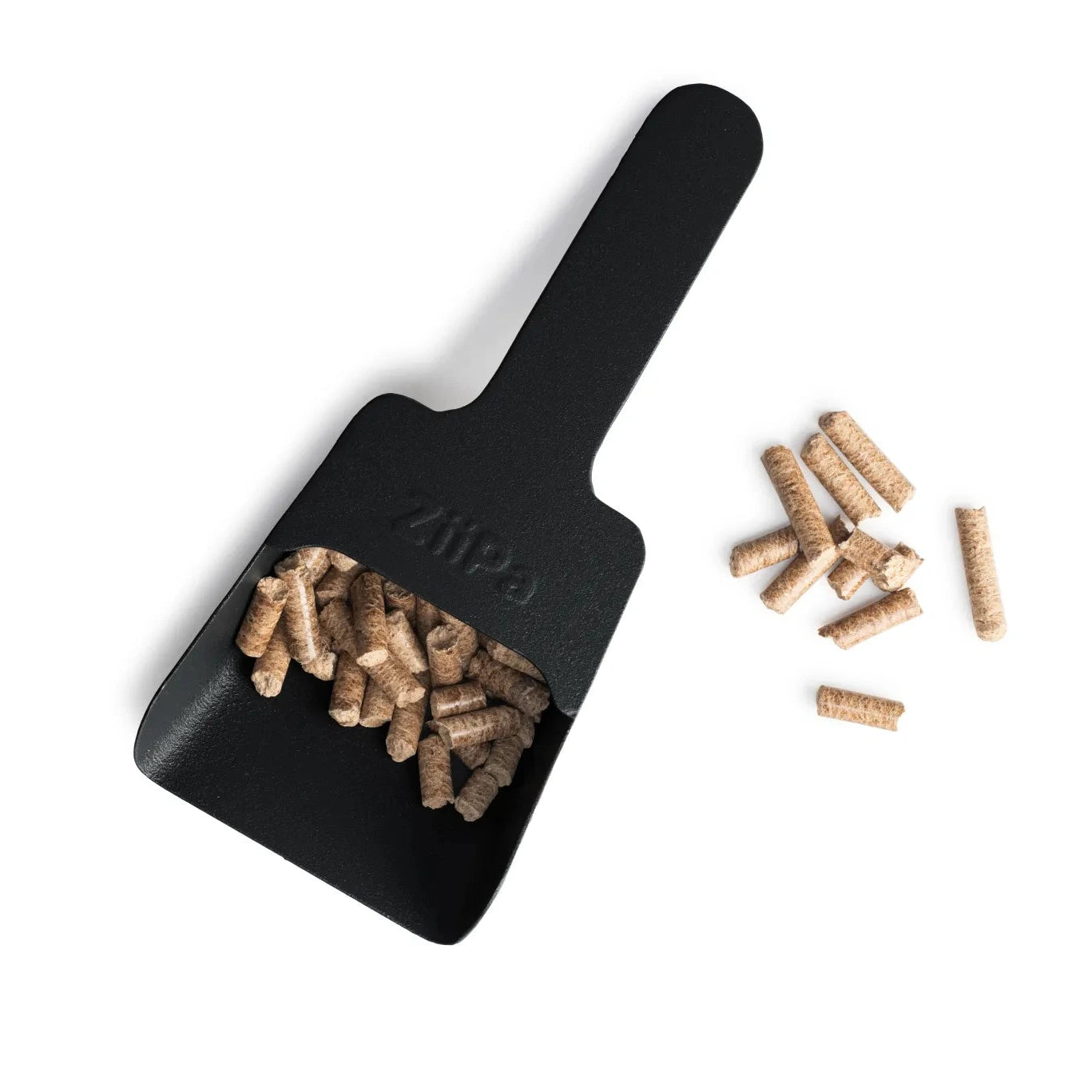 ZiiPa Melfa pellet scoop in Charcoal on a white background with wood pellets