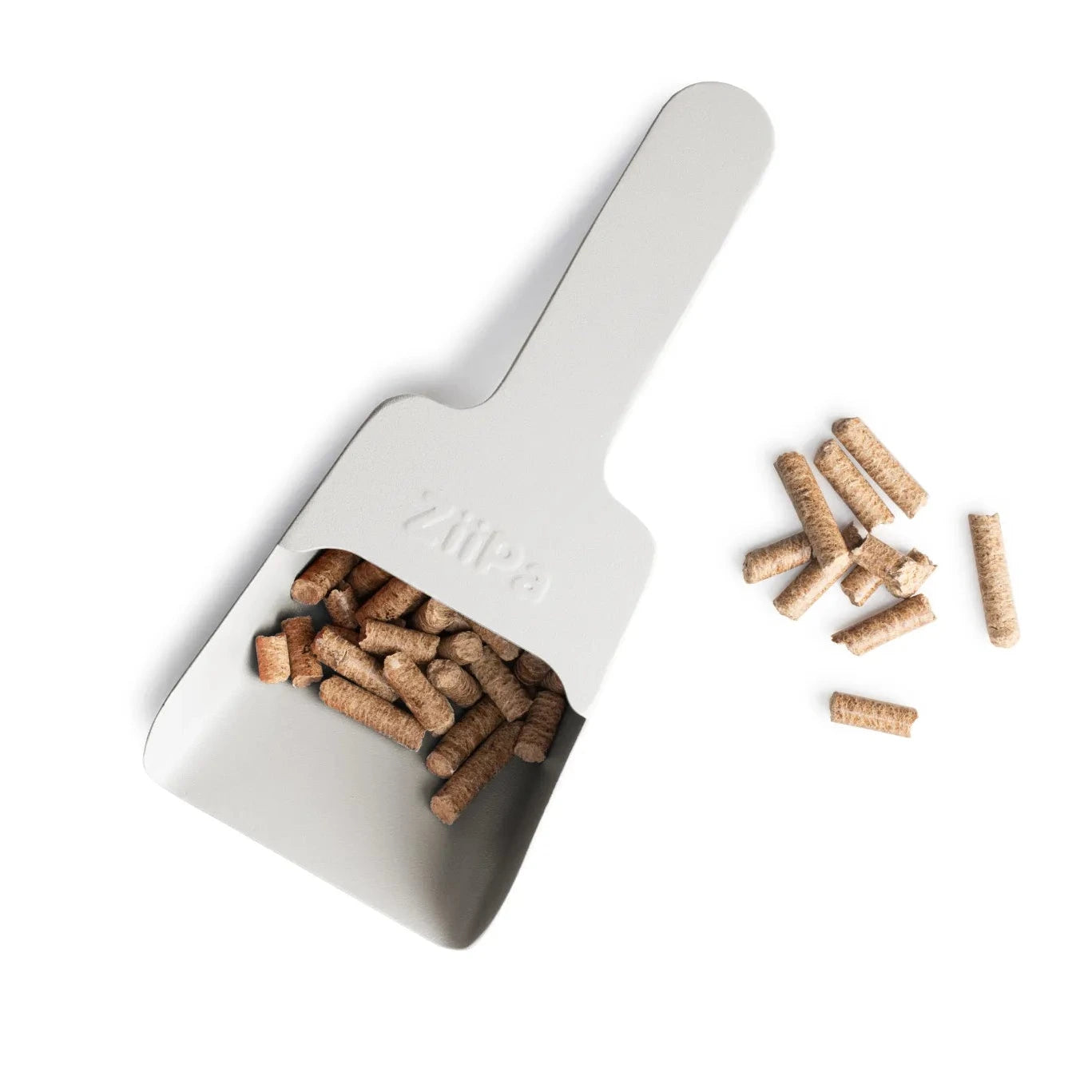 ZiiPa Melfa pellet scoop in Chalk on a white background with wood pellets
