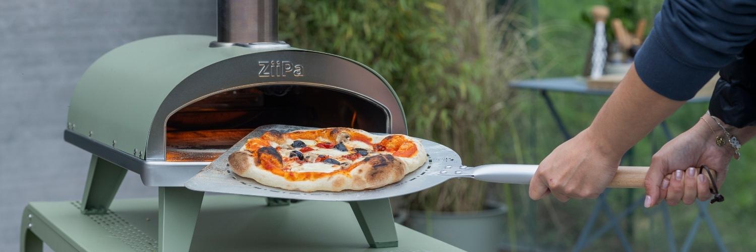 Eucalyptus ZiiPa Piana on a Vallone trolley with a cooked pizza being removed with an Aquila pizza peel 