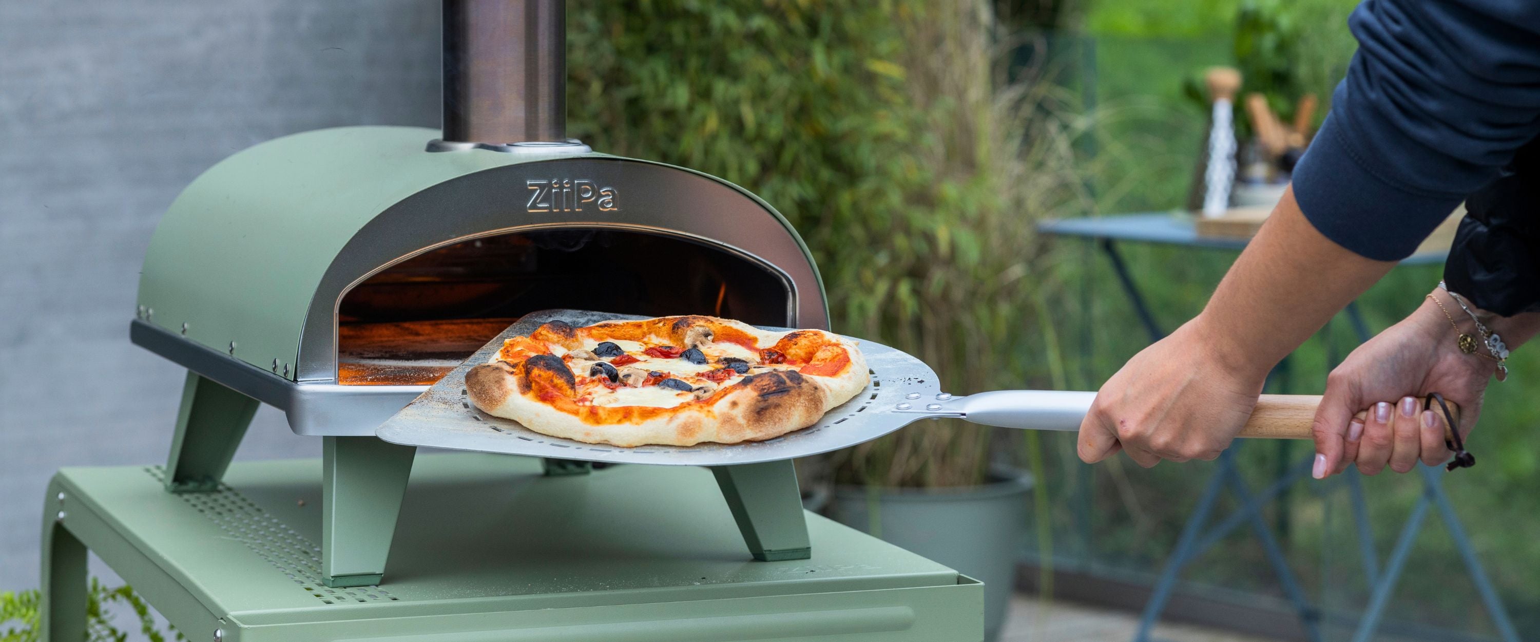 Eucalyptus ZiiPa Piana on a Vallone trolley with a cooked pizza being removed with an Aquila pizza peel 