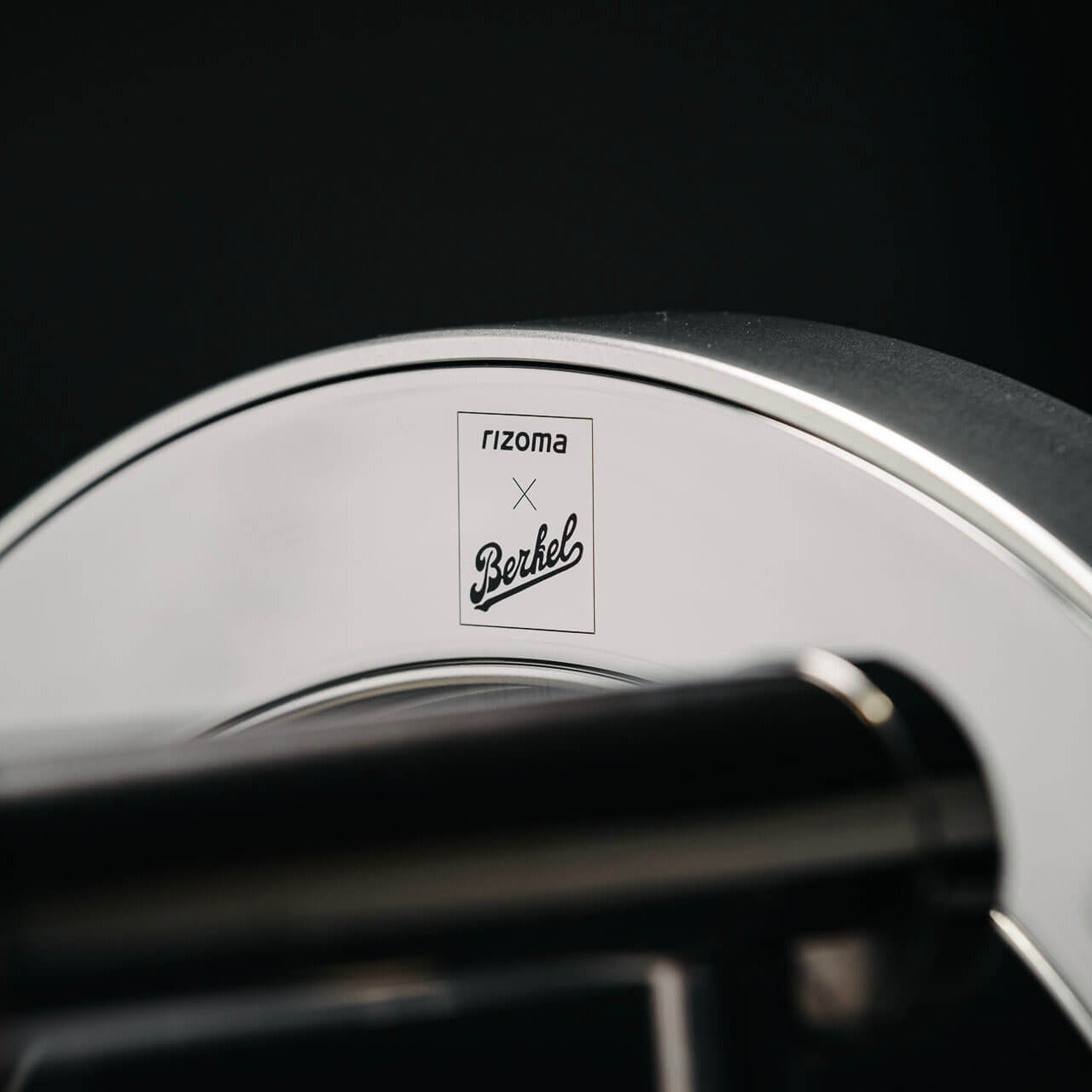 Close-up of rizoma x Berkel branding on the Berkel Volano B114X flywheel slicer